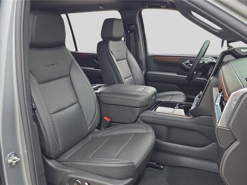 Used 2025 GMC Yukon XL Denali AWD/4WD image 14