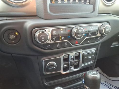 Used 2018 Jeep Wrangler Unlimited Sahara w/ Cold Weather Group image 18