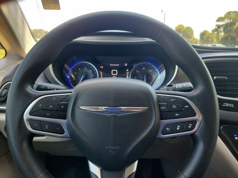 Used 2020 Chrysler Pacifica Touring w/ Advanced Safetytec Group FWD image 16
