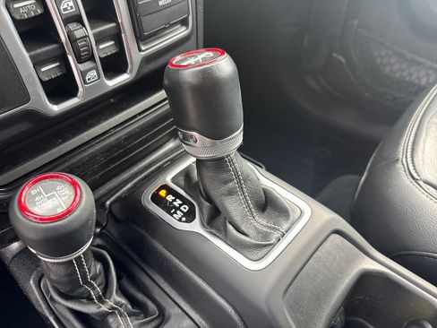 Used 2018 Jeep Wrangler Unlimited Sahara AWD/4WD image 15
