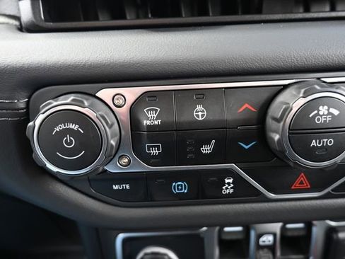 Used 2025 Jeep Wrangler Sahara image 32