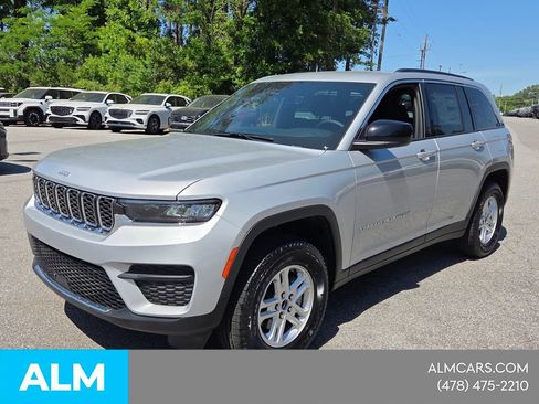 Used 2025 Jeep Grand Cherokee Laredo w/ Luxury Tech Group I AWD/4WD image 3
