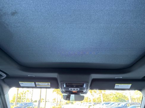 Certified 2025 Land Rover Discovery S image 18