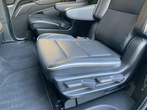 Used 2024 Cadillac Escalade ESV Premium Luxury image 40