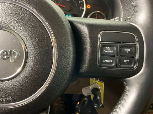Used 2015 Jeep Wrangler Unlimited Sahara w/ Connectivity Group AWD/4WD image 23