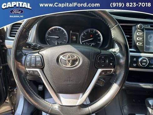 Used 2017 Toyota Highlander SE FWD image 25