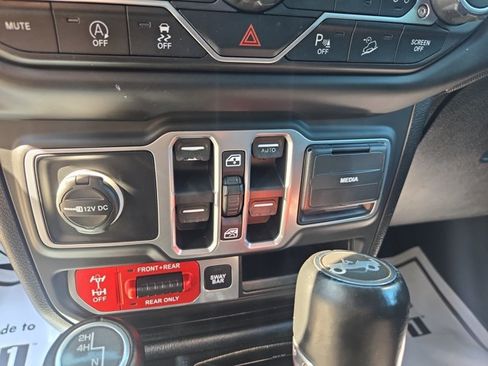 Used 2018 Jeep Wrangler Unlimited Rubicon AWD/4WD image 17