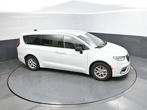 Used 2024 Chrysler Pacifica Touring-L FWD image 36
