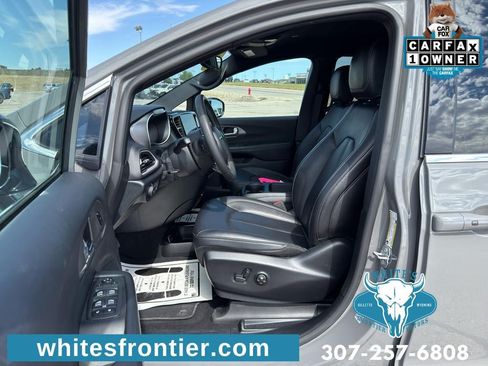 Used 2025 Chrysler Pacifica Select FWD image 16