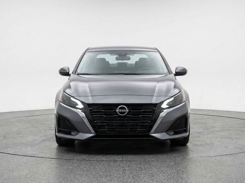 Used 2025 Nissan Altima 2.5 SV image 2