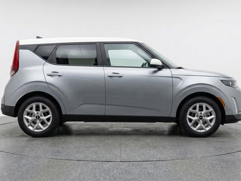 Used 2025 Kia Soul LX w/ LX Technology Package image 11