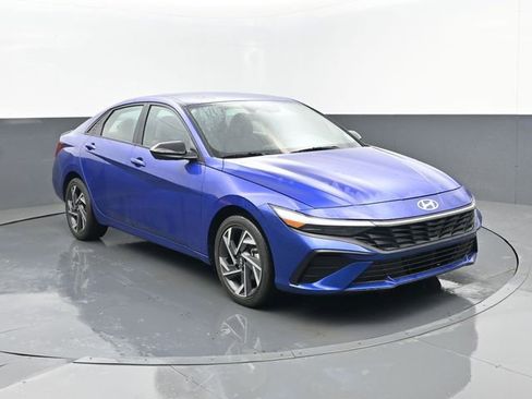 Used 2025 Hyundai Elantra SEL image 3