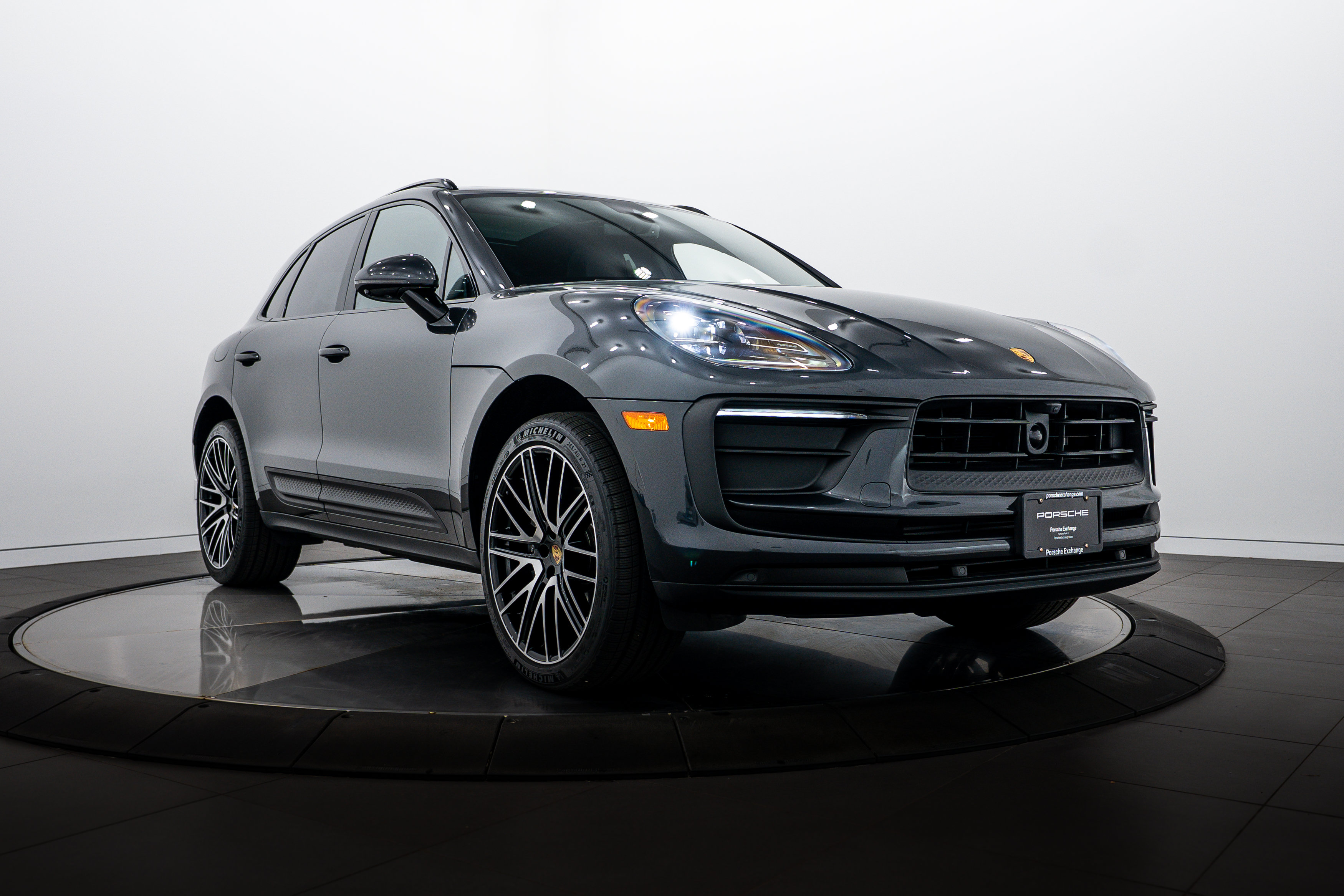 Certified 2026 Porsche Macan AWD/4WD image 9