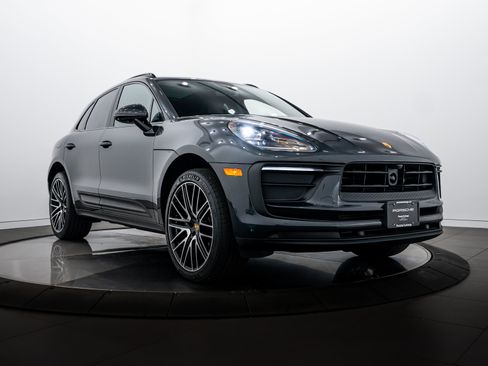 Certified 2026 Porsche Macan image 9