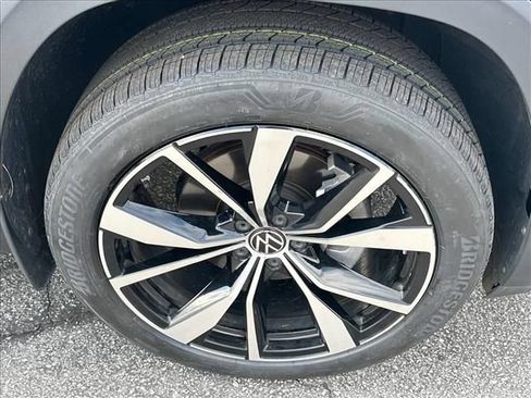 Used 2024 Volkswagen Atlas SEL Premium R-Line AWD/4WD image 33