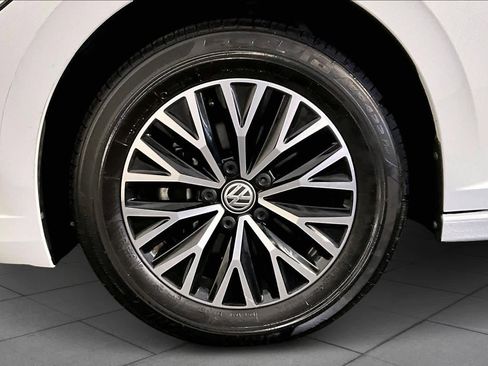 Used 2021 Volkswagen Jetta SE w/ SE Cold Weather Package image 10