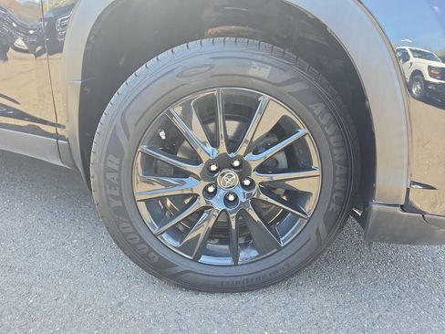 Used 2019 Toyota Highlander SE image 11