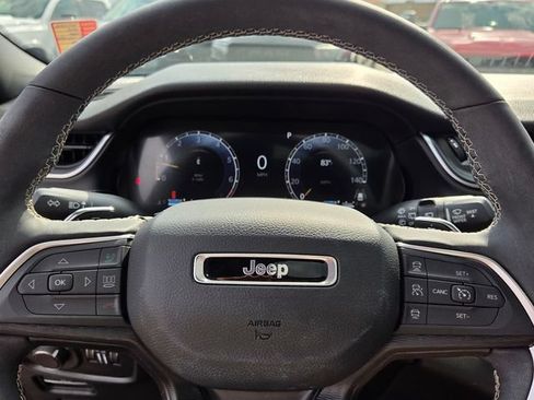 Used 2025 Jeep Grand Cherokee Altitude RWD image 20