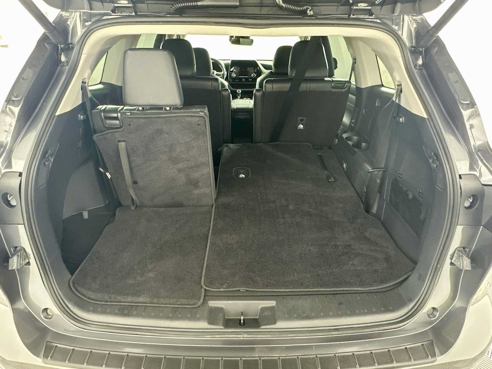 Used 2024 Toyota Highlander XLE FWD image 24
