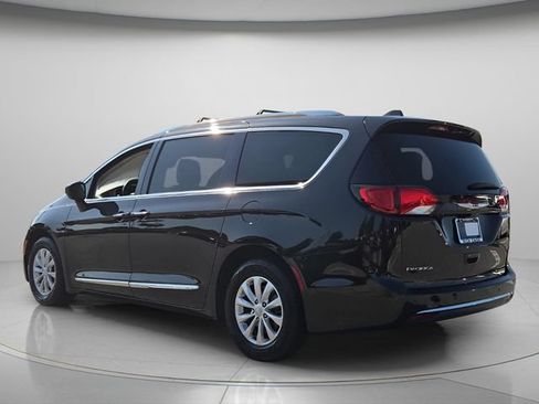 Used 2019 Chrysler Pacifica Touring-L FWD image 6