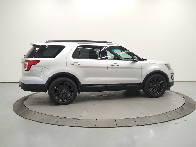 Used 2017 Ford Explorer XLT w/ Equipment Group 202A FWD image 9
