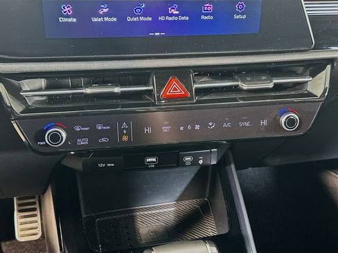 Used 2023 Kia Niro SX Touring image 23