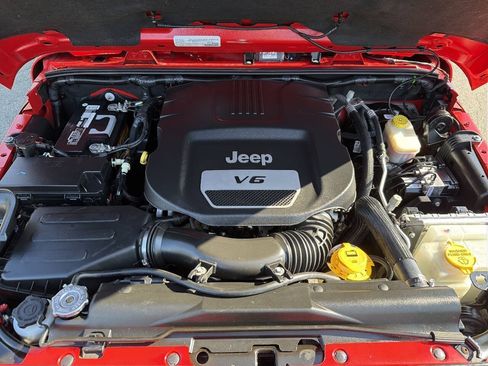 Used 2017 Jeep Wrangler Unlimited Sahara w/ Connectivity Group AWD/4WD image 14