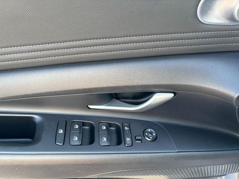 Used 2025 Hyundai Elantra Limited FWD image 10