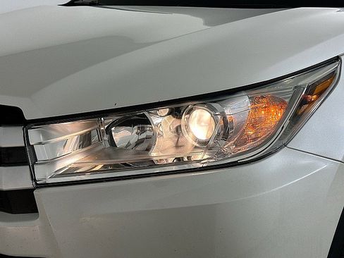 Used 2018 Toyota Highlander LE image 32