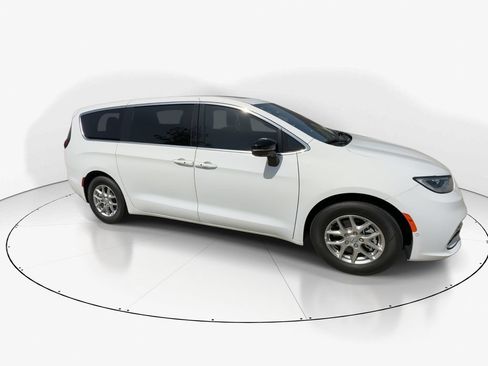 New 2026 Chrysler Pacifica Select FWD image 2