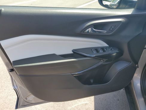 Used 2025 Chevrolet Trax LT FWD image 9