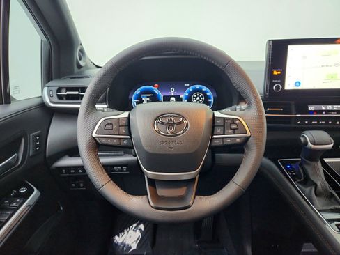 Used 2025 Toyota Sienna Limited FWD image 23