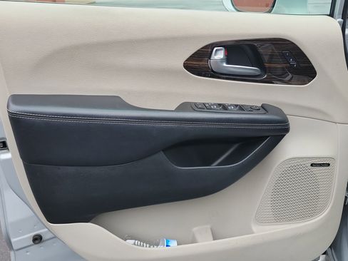 Used 2022 Chrysler Pacifica Limited w/ Uconnect Theater Family Group image 18