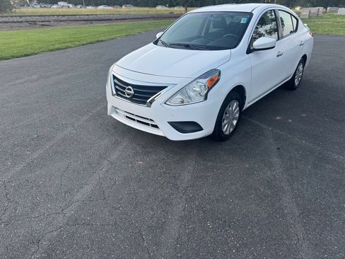 Used 2019 Nissan Versa SV FWD image 2