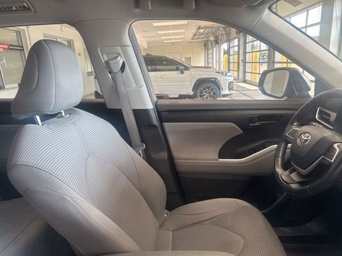 Used 2022 Toyota Highlander LE FWD image 11