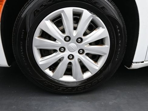 Used 2020 Chrysler Voyager L FWD image 10