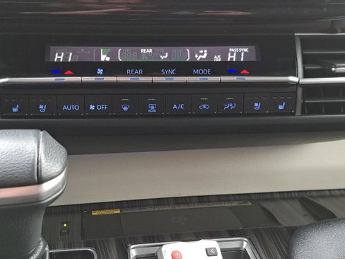 Certified 2021 Toyota Sienna Platinum image 30