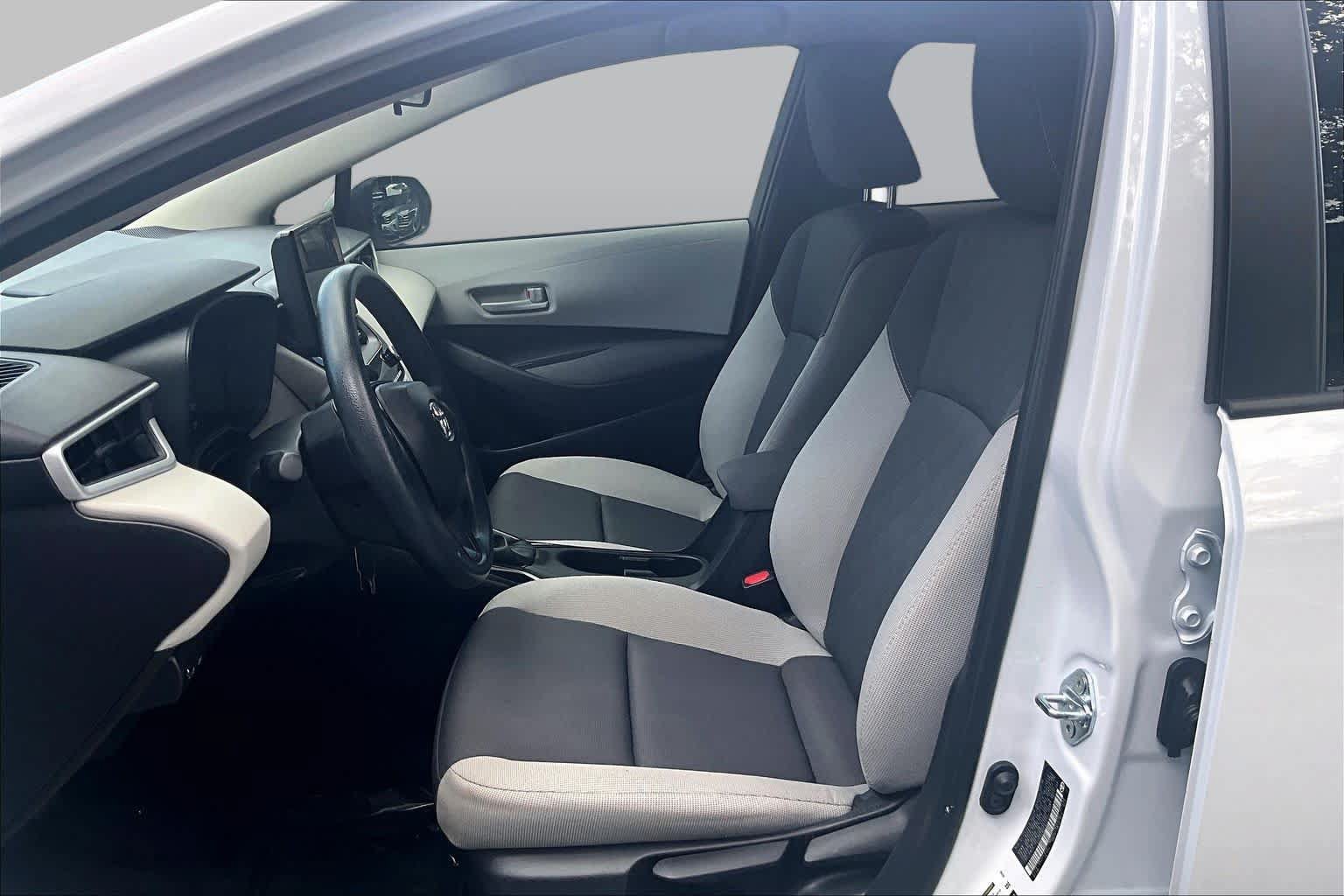 Used 2025 Toyota Corolla LE FWD image 9