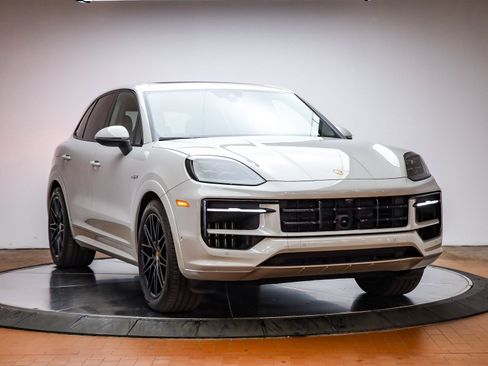 Used 2025 Porsche Cayenne E-Hybrid image 15
