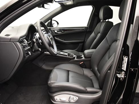 Used 2025 Porsche Macan image 39