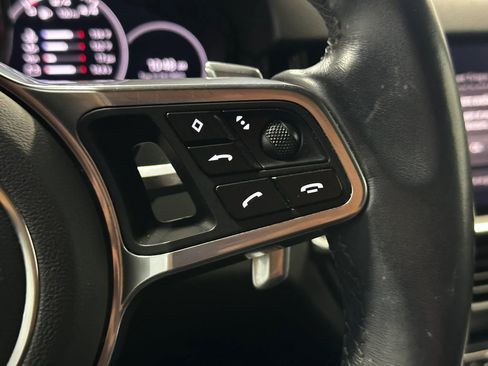 Used 2022 Porsche Cayenne w/ Premium Package image 33