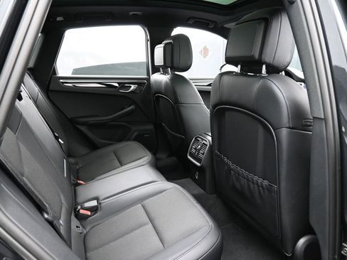 Certified 2025 Porsche Macan AWD/4WD image 27