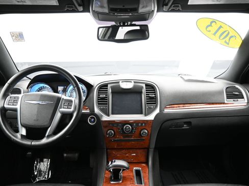 Used 2013 Chrysler 300 RWD image 17