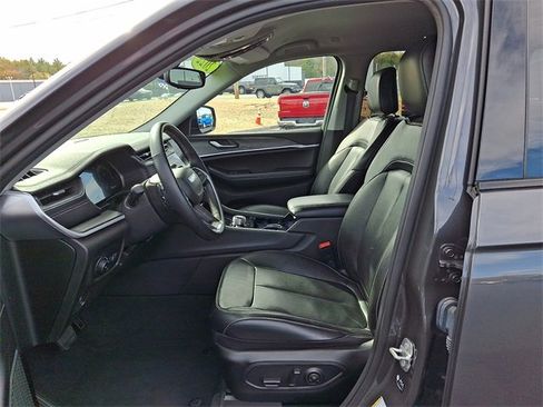 Used 2022 Jeep Grand Cherokee Limited image 16