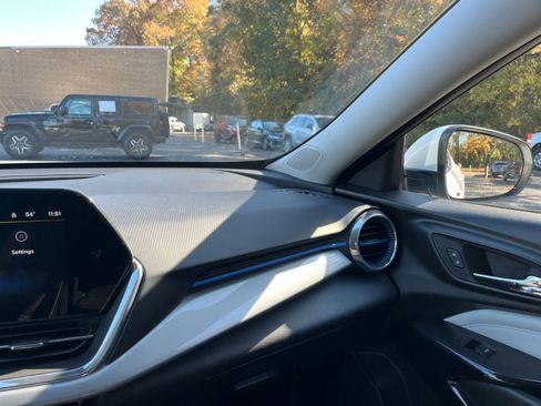 Used 2025 Chevrolet Trax LT image 31