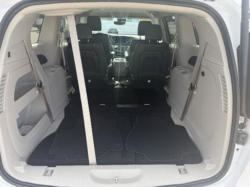 Used 2024 Chrysler Pacifica Touring-L FWD image 18