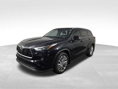 Used 2024 Toyota Highlander Platinum AWD/4WD image 2