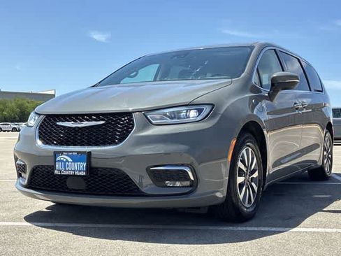 Used 2023 Chrysler Pacifica Touring-L FWD image 11