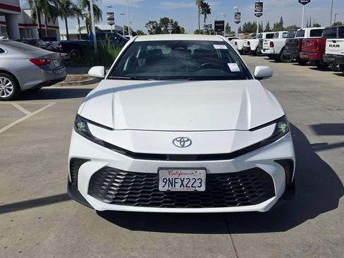 Used 2025 Toyota Camry SE FWD image 2