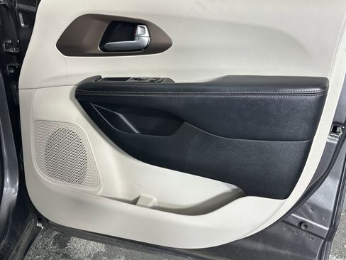 Used 2018 Chrysler Pacifica LX w/ Tire & Wheel Group image 35